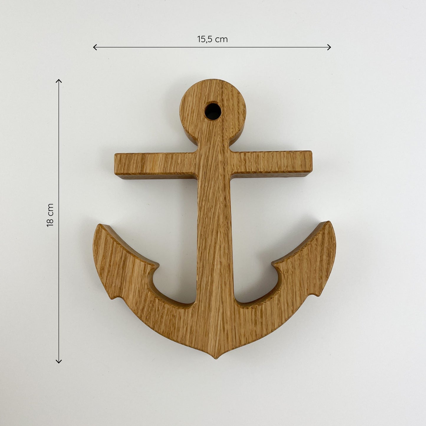 Frontansicht von Dekoanker aus Holz - Alma von mit Maßketten - er ist 15.5 cm breit und 18 cm hoch.