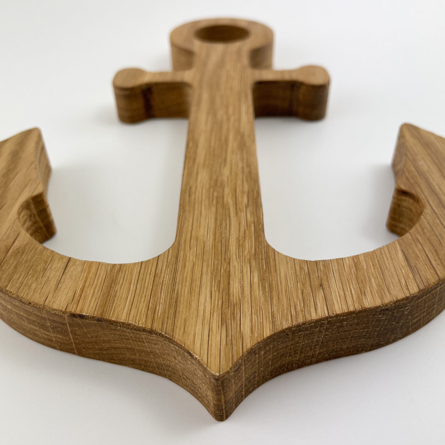 Detailansicht von der Dekoanker aus Holz - Pelle, vor weißem Hintergrund. Man erkennt gut die Maserung des Holzes und die Sägekanten.