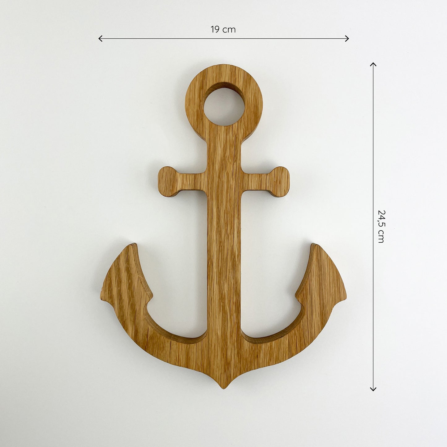 Frontansicht von Dekoanker aus Holz - Pelle, mit Maßketten, die seine Größe angeben. Er ist 19cm breit und 24.5cm hoch.