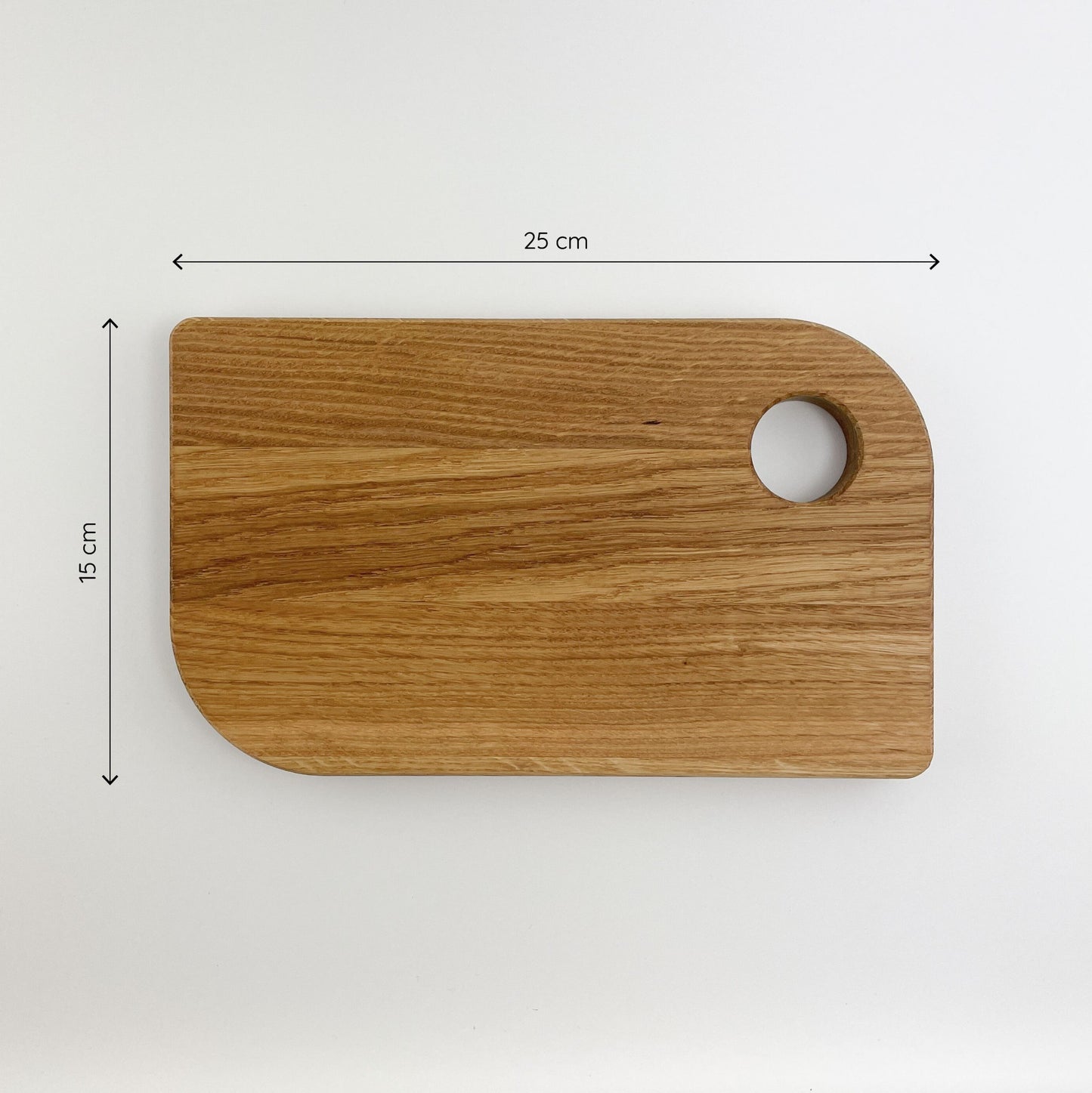 Frontansicht von Holz Schneidebrett - Benno. Die Maße des Brettes sind 25 cm in der Länge und 15 cm in der Breite. Das Holz hat eine deutliche Maserung, die längs verläuft und eine warme, natürliche Farbe aufweist.