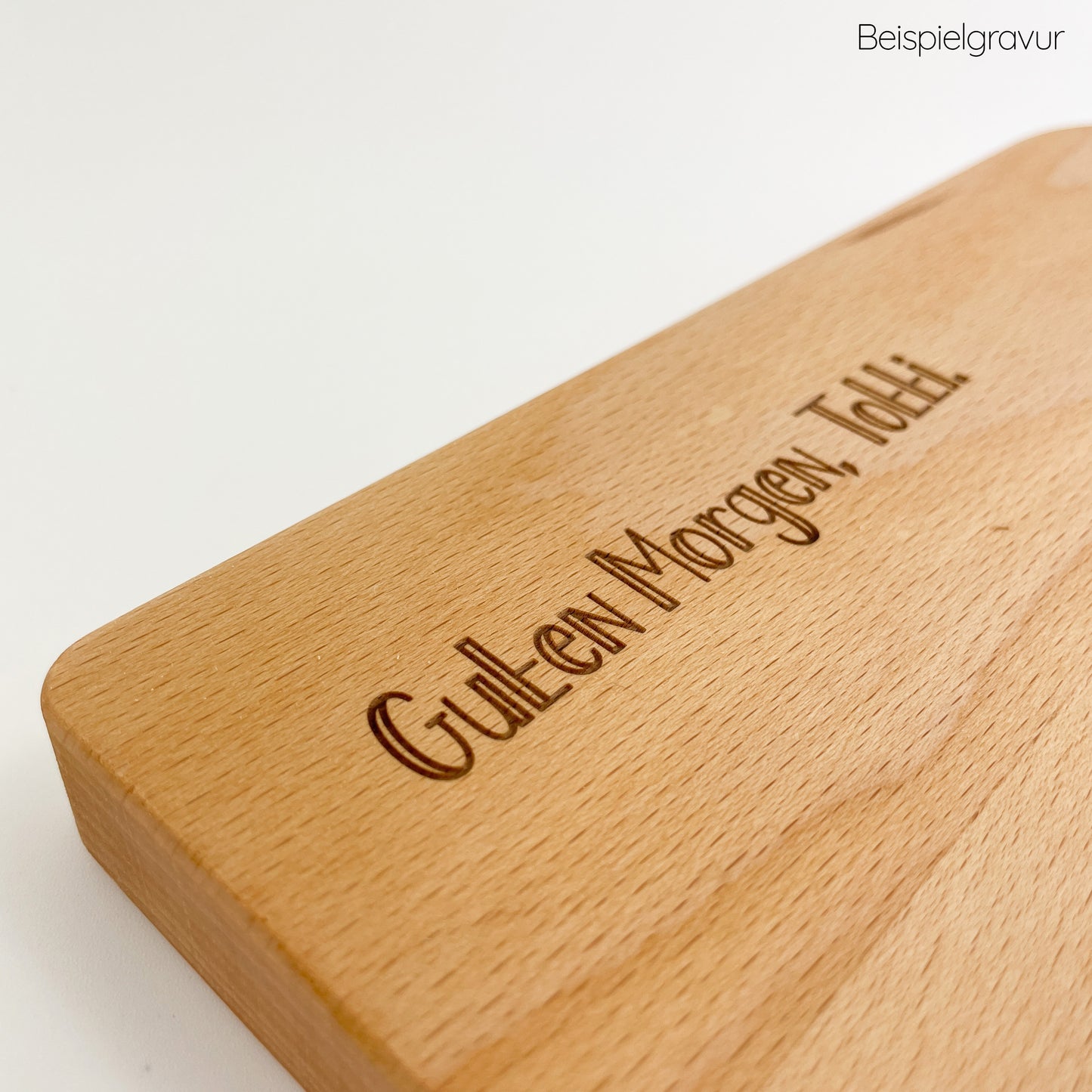 Detailansicht von Holz Schneidebrett - Benno, mit individueller Gravur ‘Guten Morgen Edith’ in geschwungener Schrift.