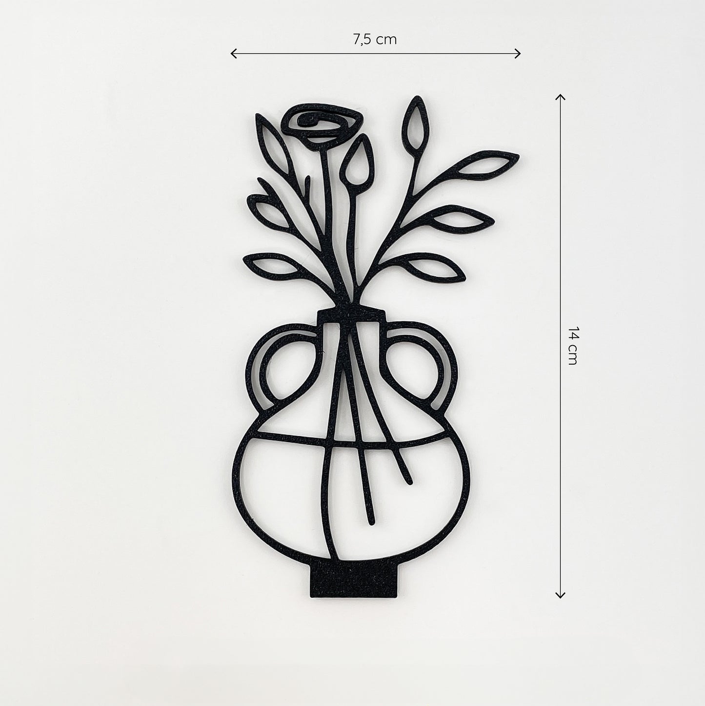 Eine dekorative, minimalistische Blumenvase im Line-Art-Stil vor weißem Hintergrund. Die Vase ist aus schwarzem Kunststoff als Einsteckmotiv für einen Kartenhalter aus Massivholz gedacht. Sie ist bauchig mit zwei Henkeln und darin stehen drei ebenfalls stilisierte Blumen, wovon eine einer Rose ähnelt. Oberhalb und rechts des Motivs sind Maßketten zu sehen, welche die Größe des Einsteckmotivs angeben - es ist 7,5cm breit und 14cm hoch.