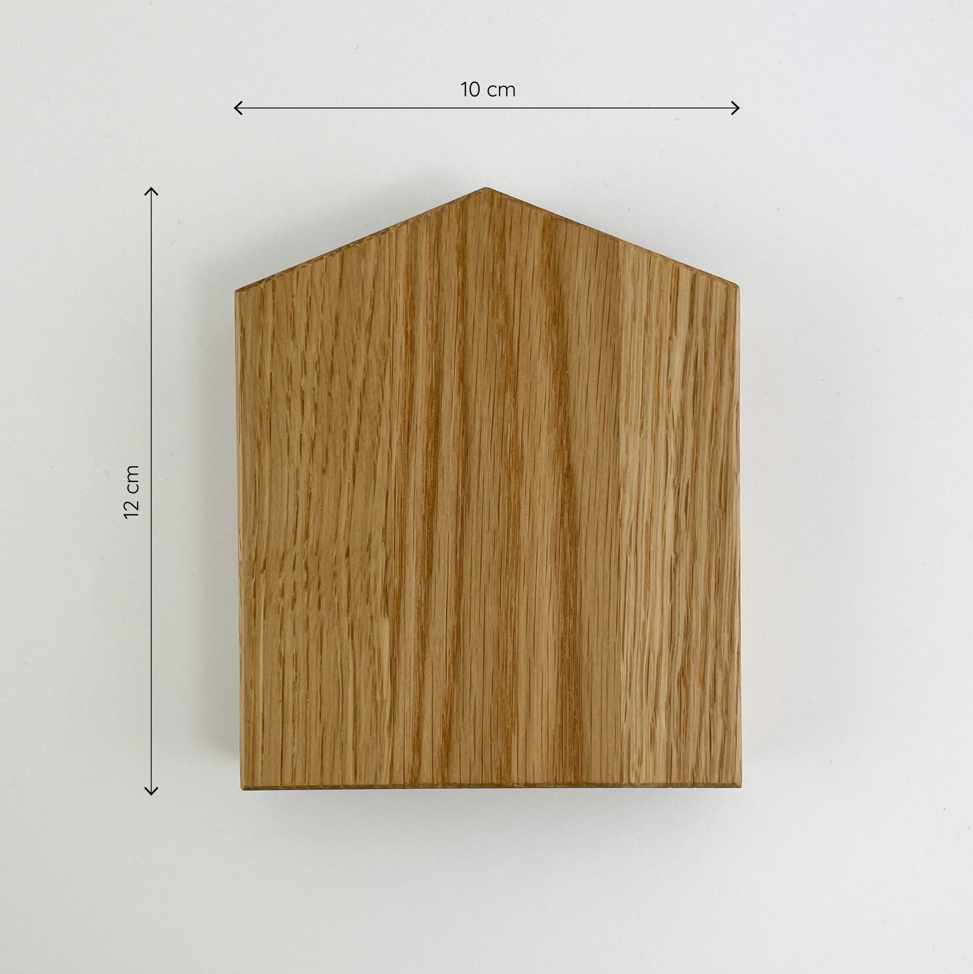 Frontalansicht von ein Holz Dekohaus steht 10 cm breit und 12 cm hoch.