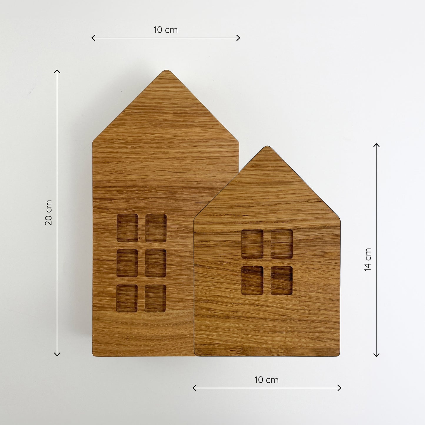 Frontansicht von zwei Holz Dekohaus, genannt Mia und Rosa. Mia ist größer und misst 20,0 cm in der Höhe, 10,0 cm in der Breite und hat eine Dicke von 4,2 cm. Rosa ist kleiner mit einer Höhe von 14,0 cm, teilt jedoch die gleiche Breite und Dicke wie Mia.