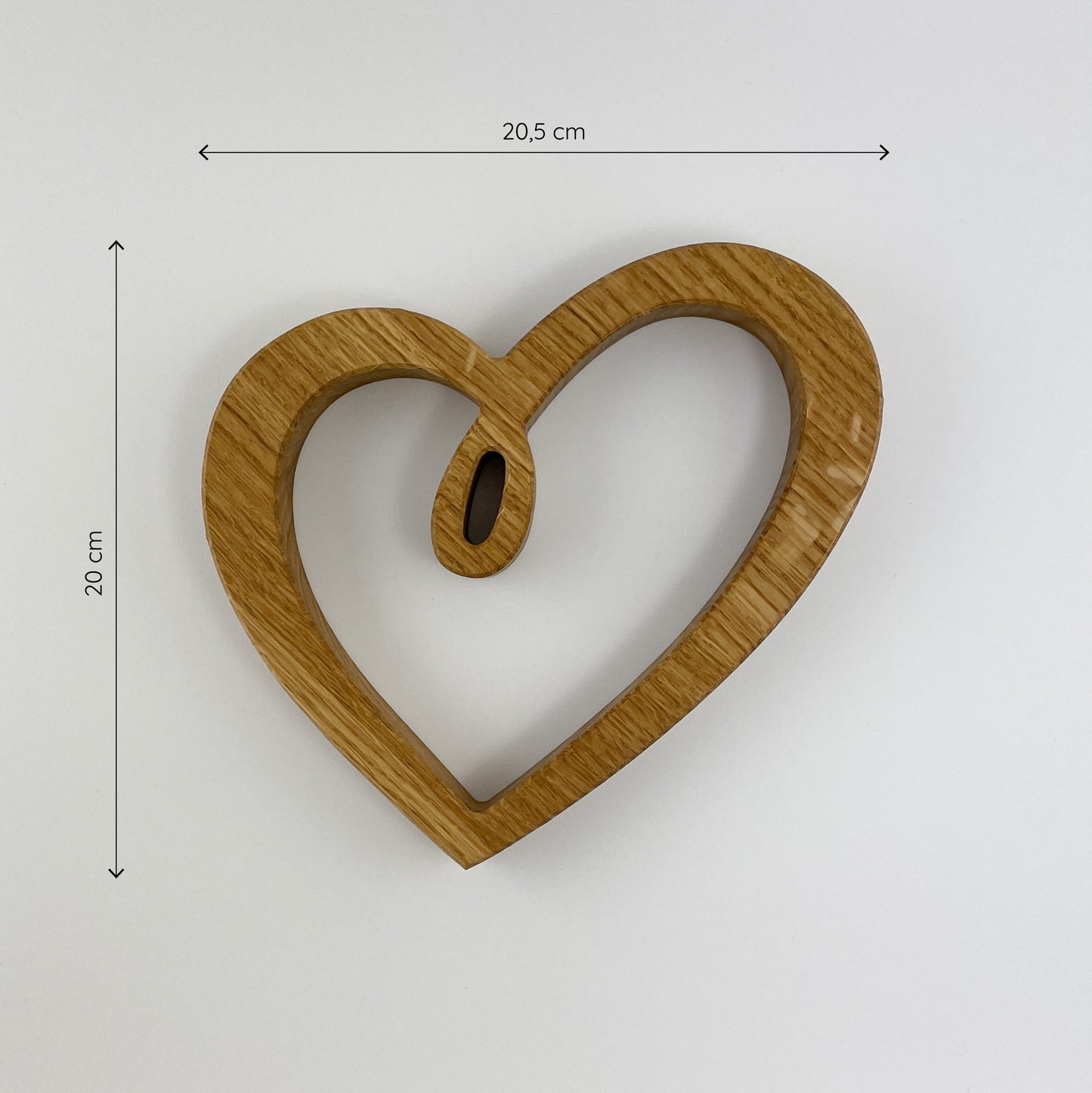 Frontansicht von Holzherz Hilda auf einem hellen Hintergrund. Das größere Herz misst 20,5 cm in der Breite und 20 cm in der Höhe. Die Holzmaserung ist deutlich sichtbar und verleiht dem Objekt eine natürliche Textur.