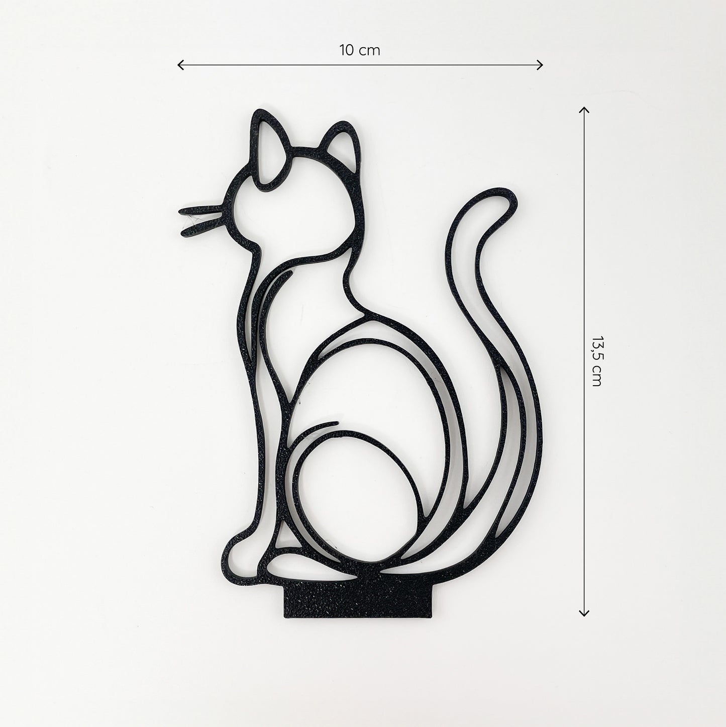 Frontalaufnahme des Steckbildes einer Katze von hinten, mit aufgerichtetem Schwanz, sitzend im Stile einer Linienzeichnung. Der Hintergrund ist weiß und oberhalb sowie rechts neben dem Motiv sind Maßketten eingezeichnet, welche die Größe definieren - es ist 10cm breit und 13,5cm hoch. Unten befindet sich ein breiterer Streifen, mit dem die Katze in einen Halter gesteckt werden kann.