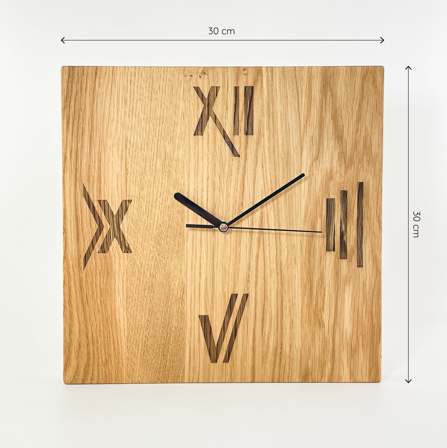 Frontalansicht der quadratischen Holz-Wanduhr Roma mit römischen Zahlen für die Ziffern 3, 6, 9 und 12. Die Zahlen wurden in moderne Symbole umgewandelt und wirken dadurch sehr grafisch. Die Holzmaserung verläuft senkrecht und die schwarzen Zeiger zeigen die Uhrzeit 10:10.