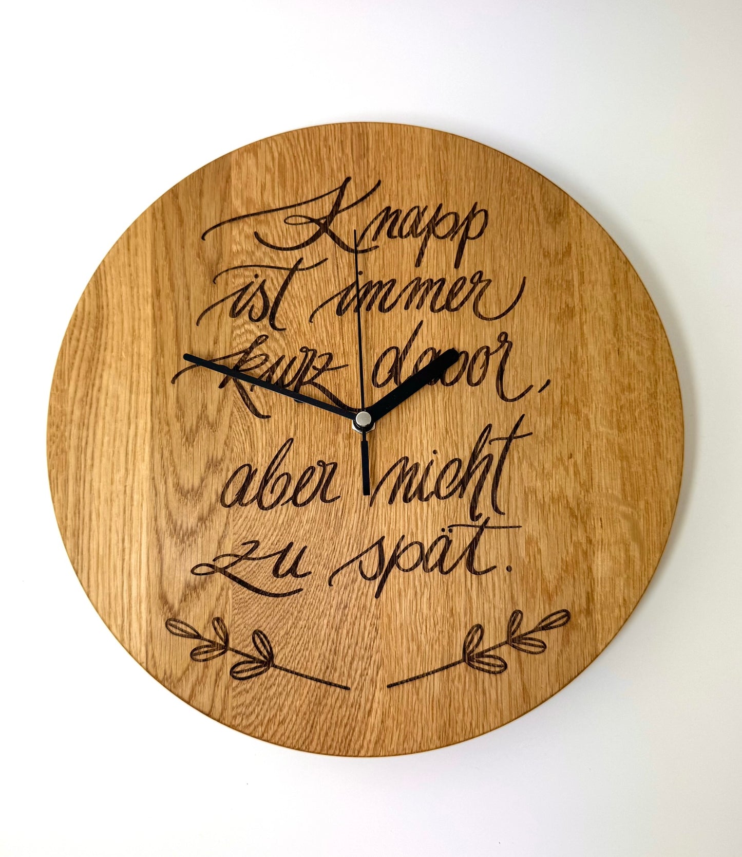 Holz-Wanduhr rund "Knapp ist immer ..."