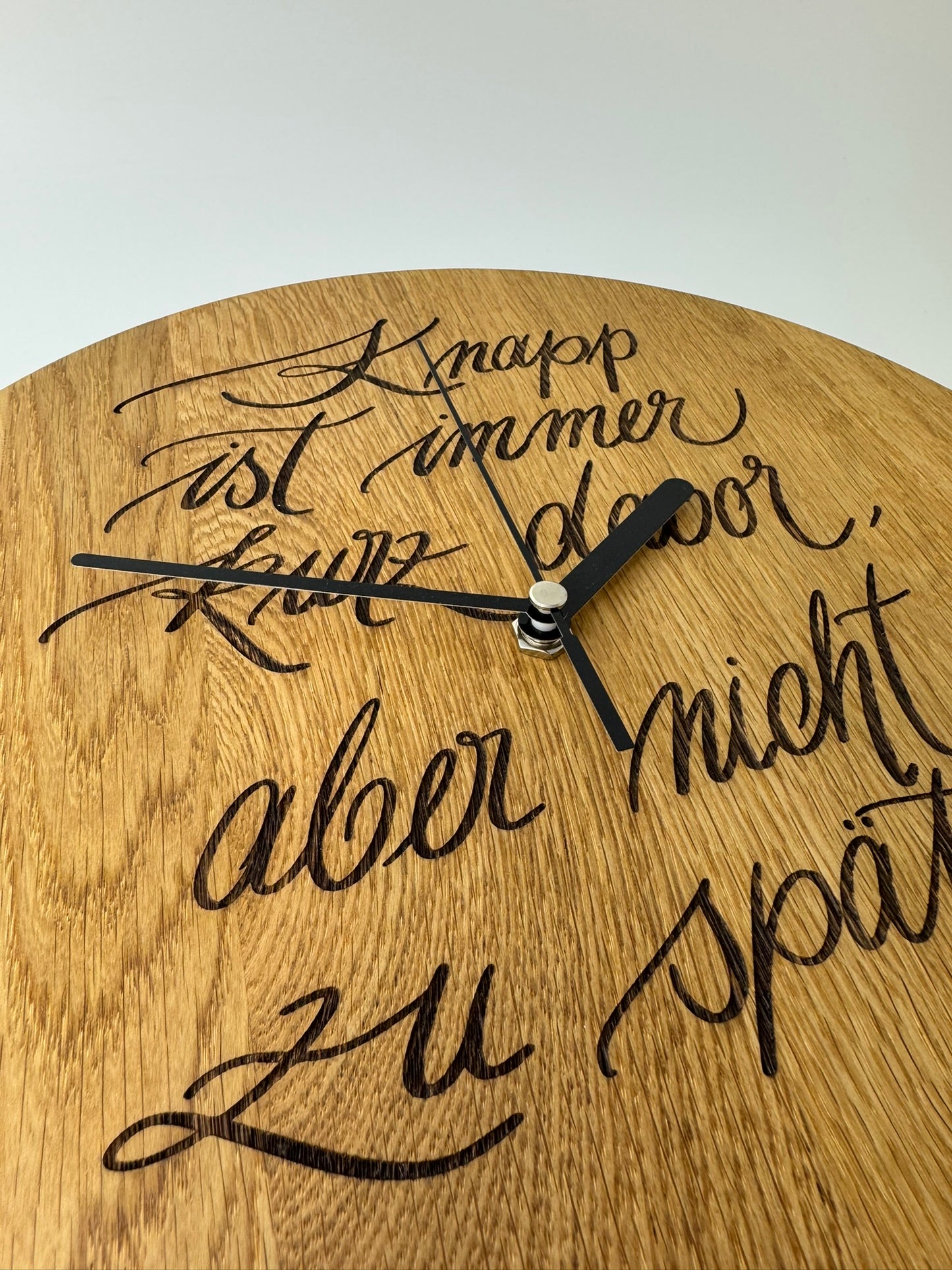 Holz-Wanduhr rund "Knapp ist immer ..."