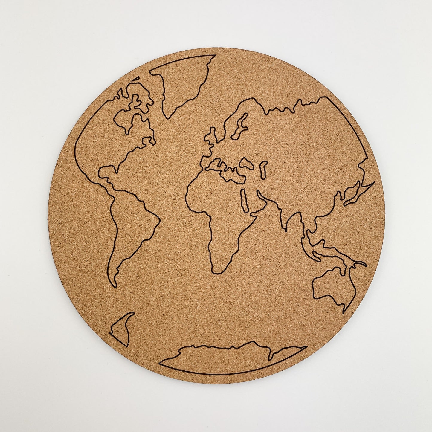 Frontansicht von runde Mousepad aus Kork mit einer eingesetzten Weltkarte auf der Oberfläche, die alle Kontinente klar darstellt.