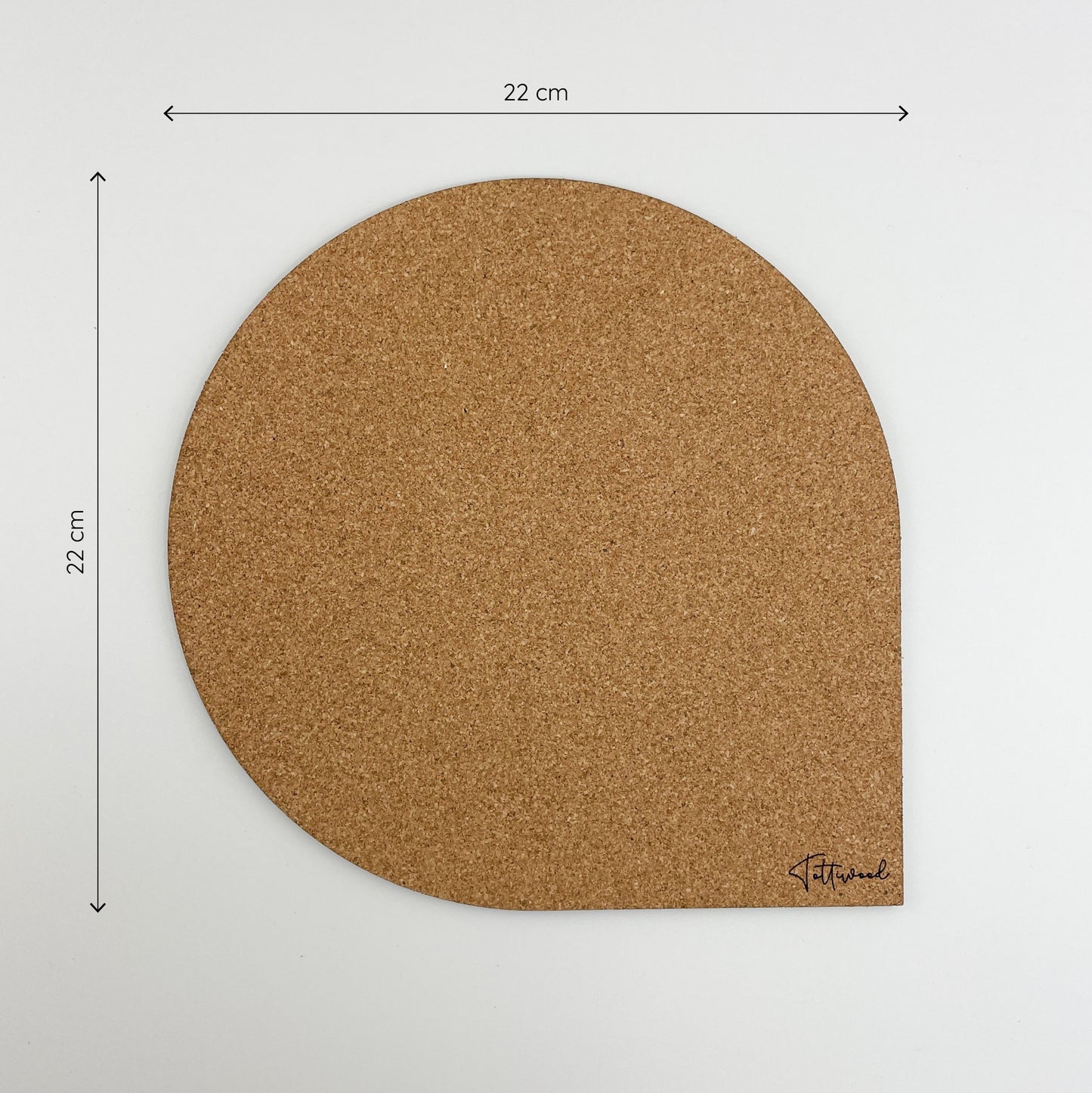 Frontansicht von halbrundes Mauspad aus aus Kork mit den Maßen 22 cm in der Breite und 22 cm in der Höhe. Am unteren rechten Rand ist eine Signatur oder ein Markenlogo sichtbar.