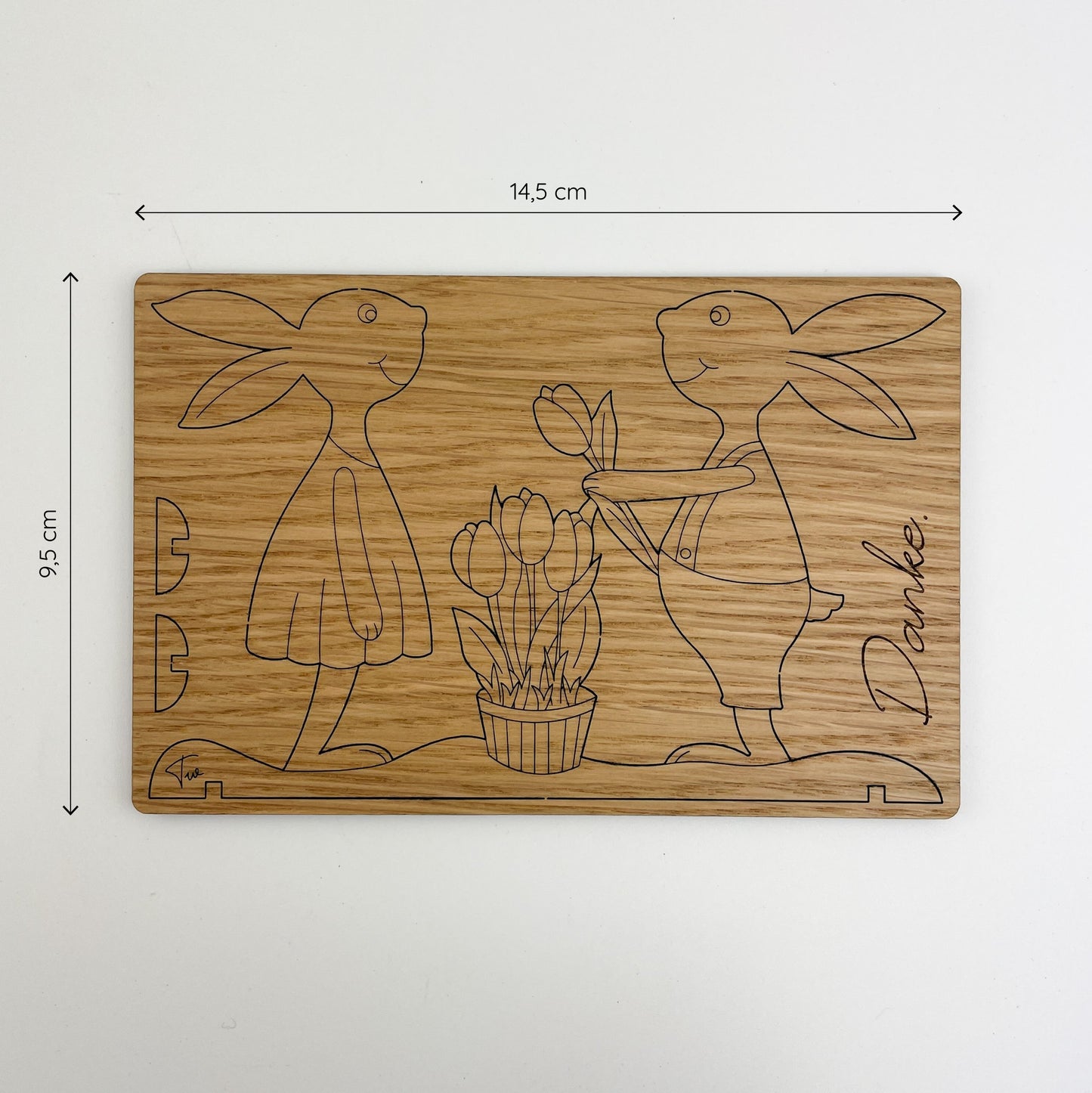 Frontansicht von Holz-Osterkarte Papaja & Pepito mit den Maßen 14,5 cm Breite und 9,5 cm Höhe. Auf der Karte sind zwei stilisierte Hasenfiguren abgebildet.