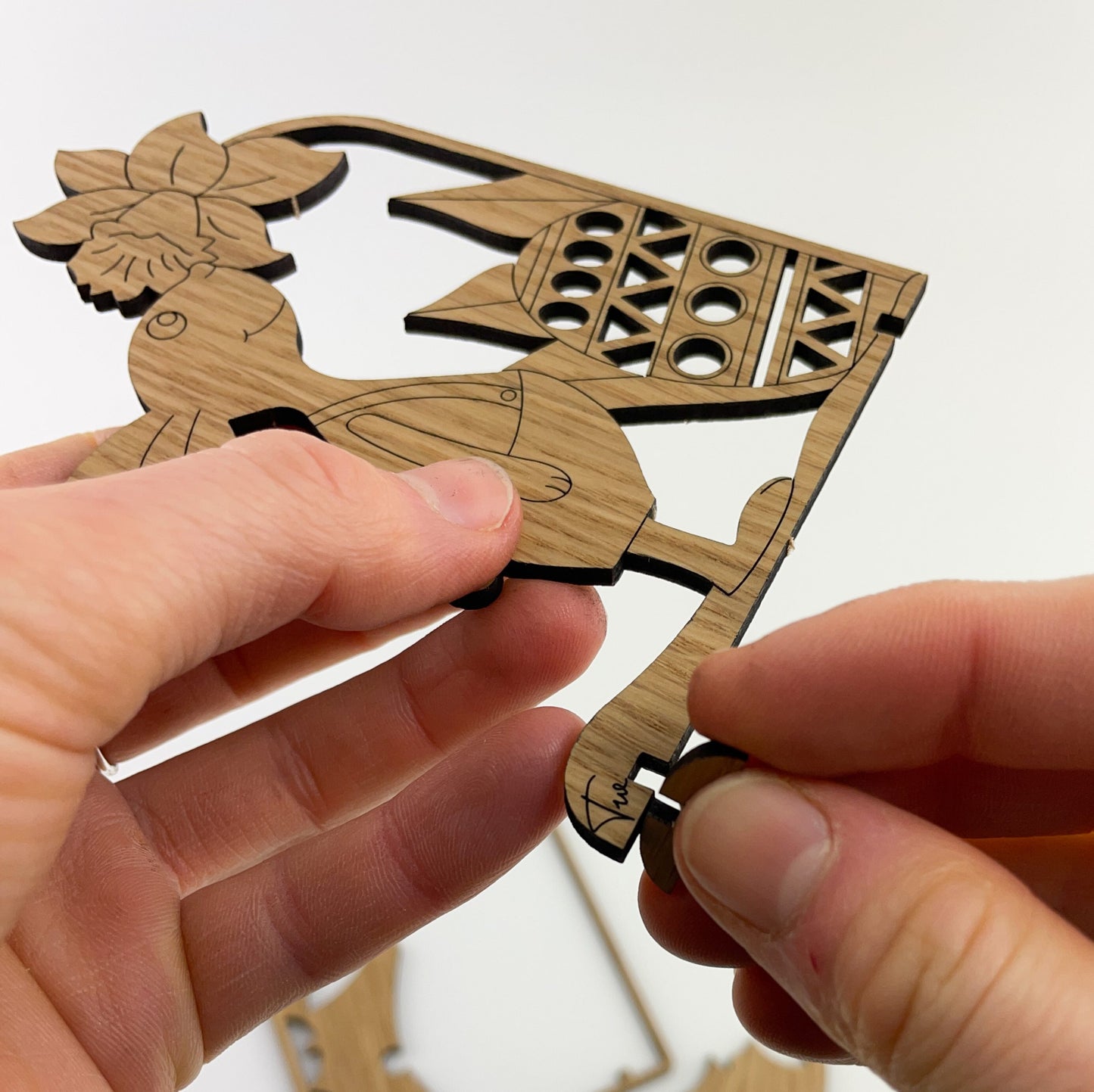 Die detailreiche Holz-Osterkarte Pino ist ein kunstvoll gestaltetes Stück, das durch seine aufwendige Lasercut-Technik besticht. Diese Schichten sind präzise geschnitten, so dass ein Bild mit verschiedenen Mustern und Texturen entsteht. Der Hase ist das zentrale Motiv der Karte. Sein Körper ist mit geometrischen Mustern verziert, die ihm eine besondere Tiefe und Textur verleihen.Sie können auch das Logo des Möbelherstellers Goertz eingraviert sehen.