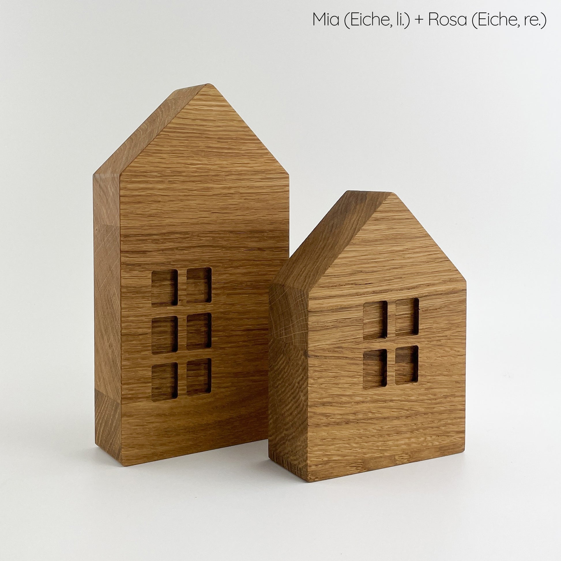 Holz Dekohaus Set, namens Mia und Rosa, gefertigt aus massivem europäischem Eichenholz mit einer warmen, goldbraunen Farbe und markanten dunkleren Maserungen.