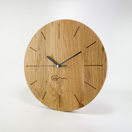 Runde Holz-Wanduhr mit schwarzen Zeigern.