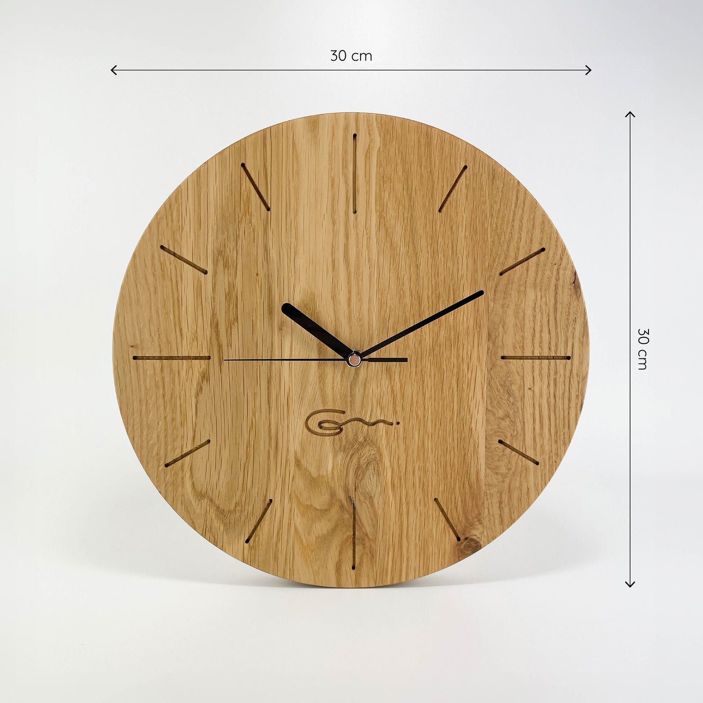 Frontalansicht einer runden Holz-Wanduhr mit schwarzen Zeigern. Maße von 30x30 cm sind an der rechten und oberen Seite abgebildet.