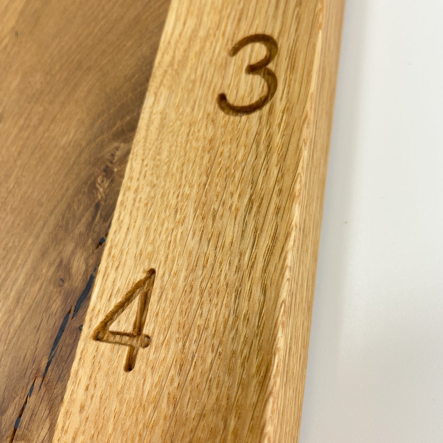 Detailansicht des Rands einer eckigen Holz-Wanduhr