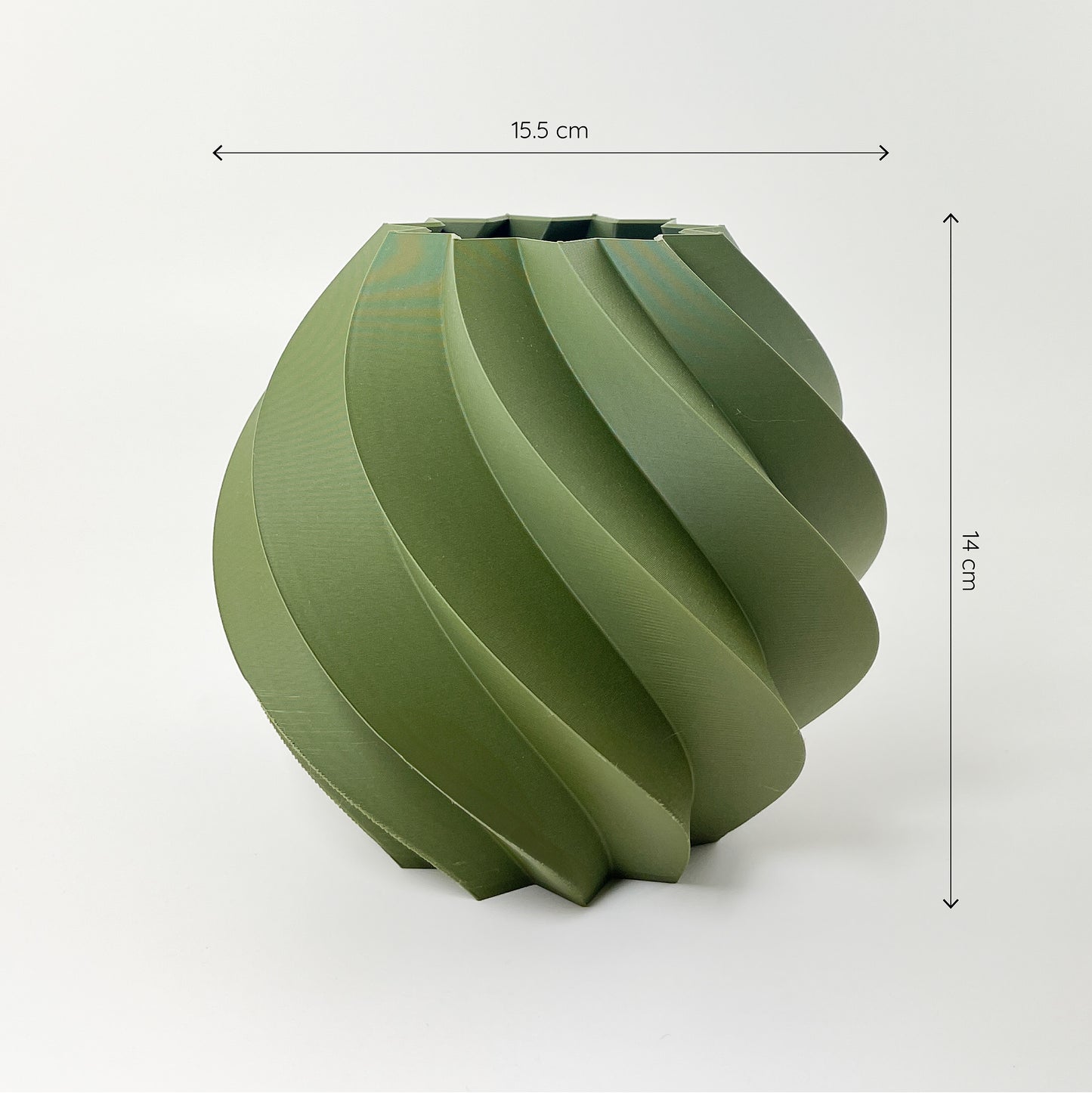 Frontalansicht der rundlichen moosgrünen Vase mit gedrehter Struktur vor weißem Hintergrund. Oben und rechts daneben sind zwei Maßketten zu sehen, welche die Größe der Vase angeben - sie hat einen Durchmesser von 15.5cm und eine Höhe von 14cm.
