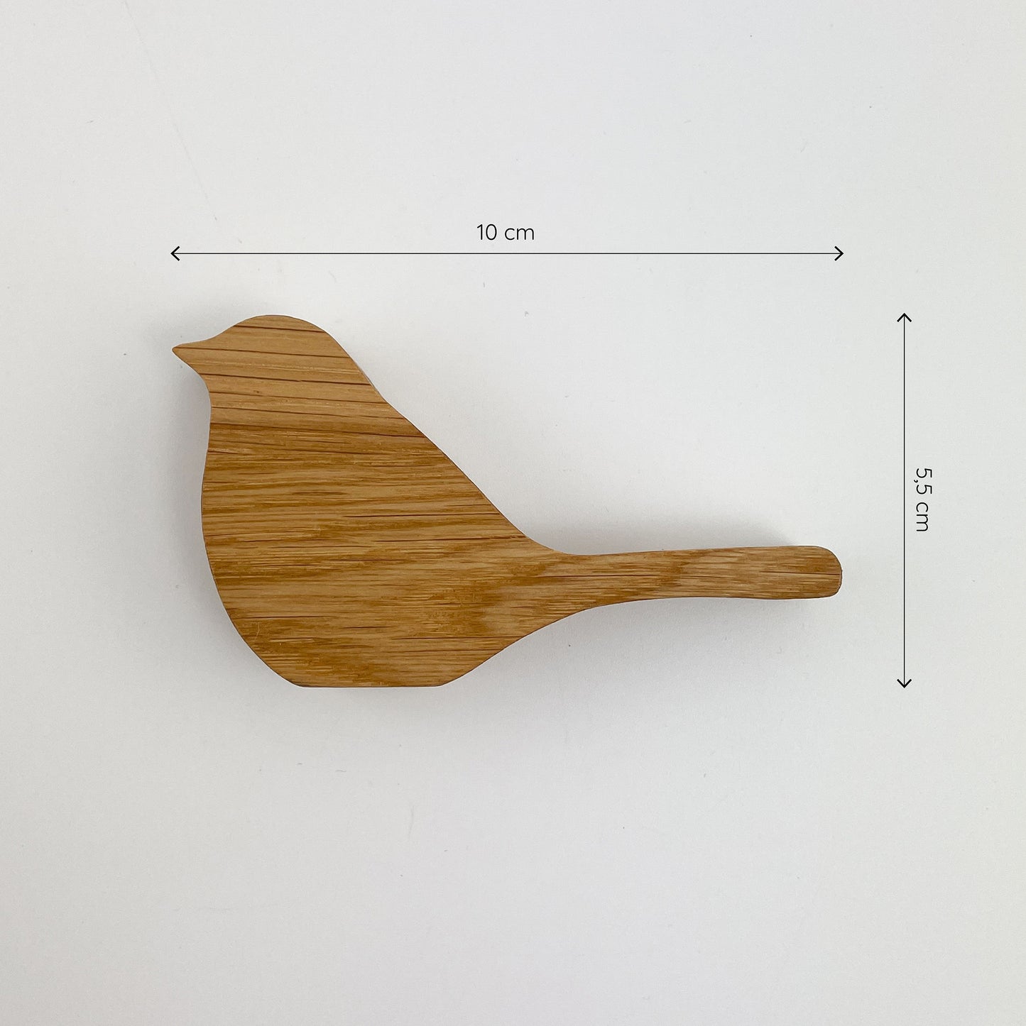 Frontansicht von Holzvogel Kiki, mit den Maßen 10 cm in der Breite und 5 cm in der Höhe.
