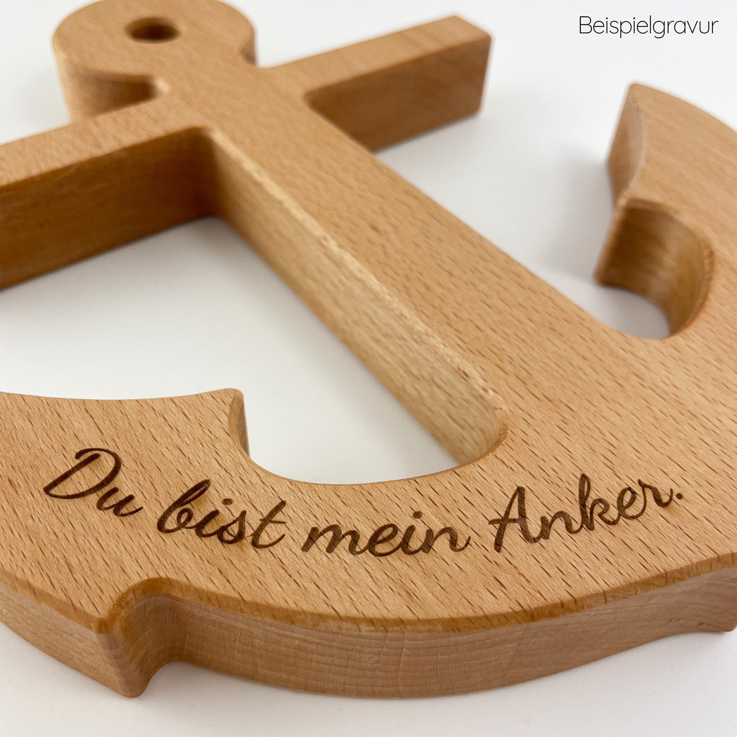 Rückseite von Detailansicht der Beispielgravur "Du bist mein Anker" in Schreibschrift auf dem Arm Dekoanker aus Holz - Astrid. Die Gravur ist dunkelbraun, das Holz hell rötlich-braun und mit dezenter Maserung.