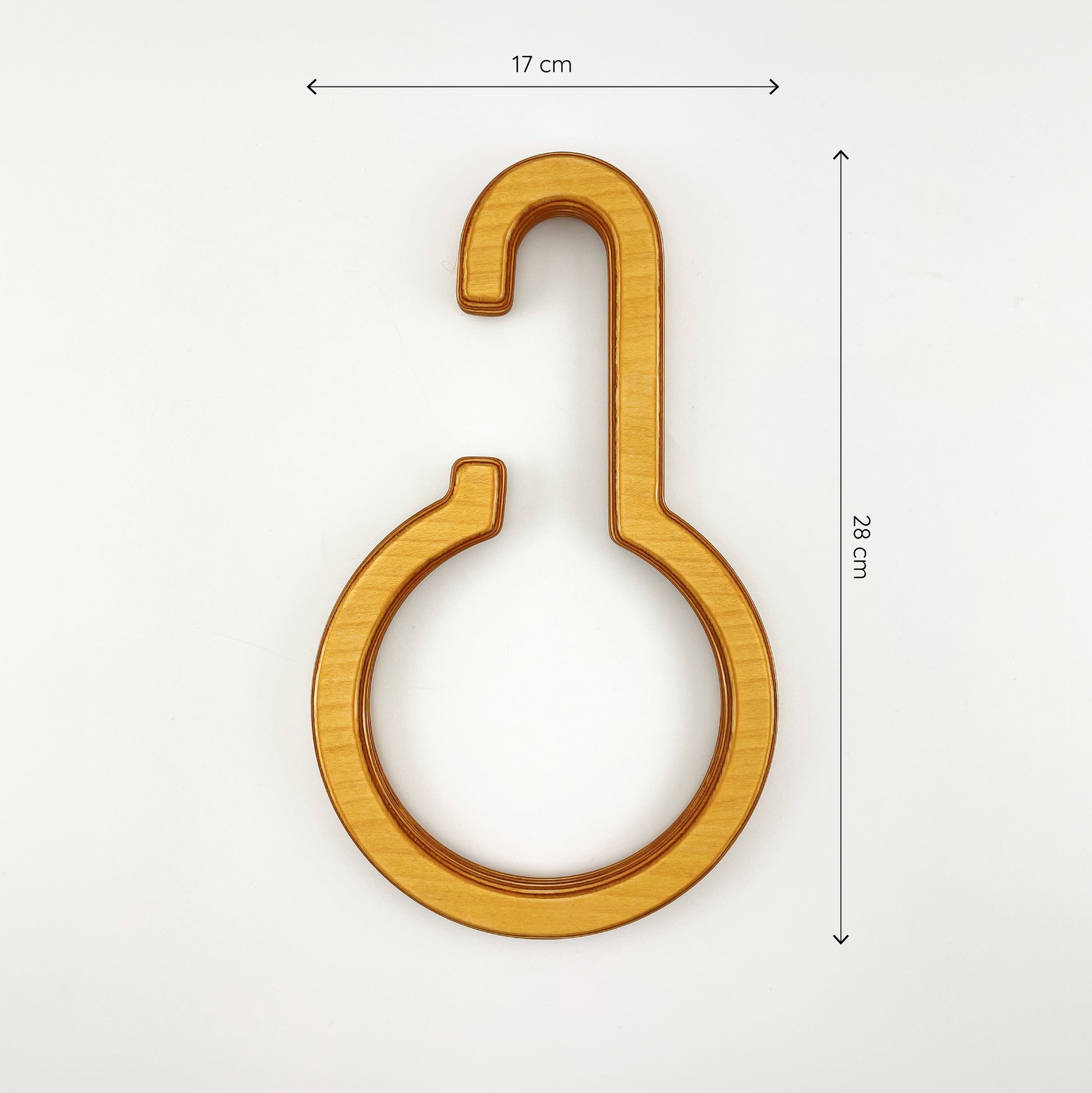 Frontalansicht eines Ringbügels aus Holz mit weißem Hintergrund. Oben und rechts neben dem Bügel sind Maßketten zu sehen, die seine Größe angeben - er ist 17cm breit und 28cm hoch/lang.