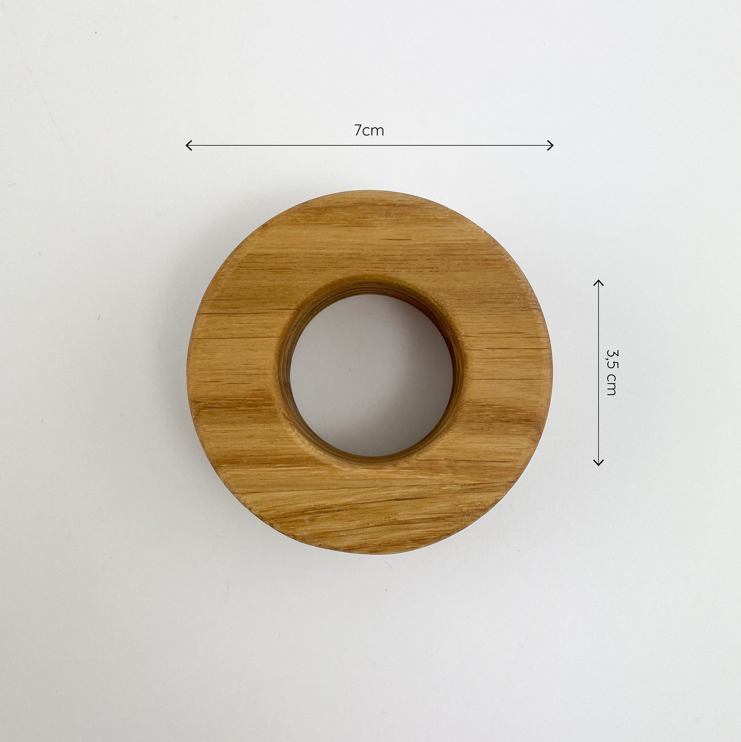 Frontansicht von Eierbecher aus Holz - Larissa auf einem weißen Tisch, mit Maßen 7 cm und 3,5 cm.