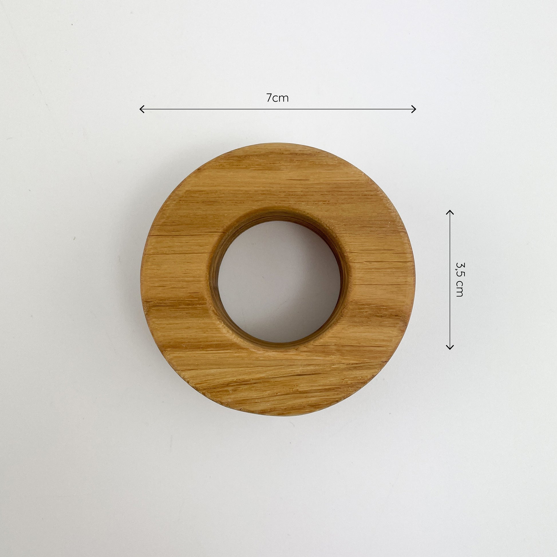 Frontansicht von Eierbecher aus Holz - Larissa auf einem weißen Tisch, mit Maßen 7 cm und 3,5 cm.