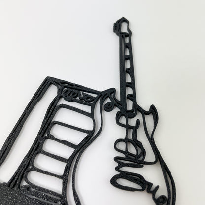 Detailaufnahme der 3D-gedruckten E-Gitarre mit Verstärker im Stil einer filigranen Linienzeichnung. Die Oberflächenstruktur des Kunststoffs ist gut zu sehen und der Hintergrund weiß.