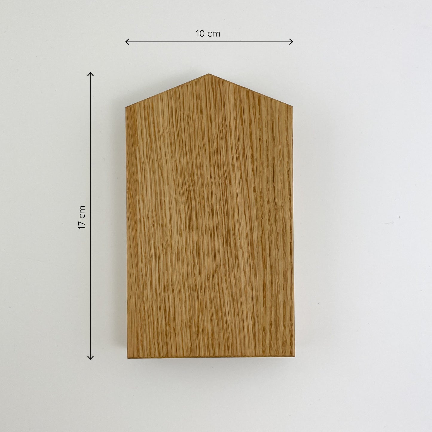 Frontalansicht des Deko-Hauses aus Holz mit Maßketten, die die Größe anzeigen - es ist 10cm breit und 17cm hoch.