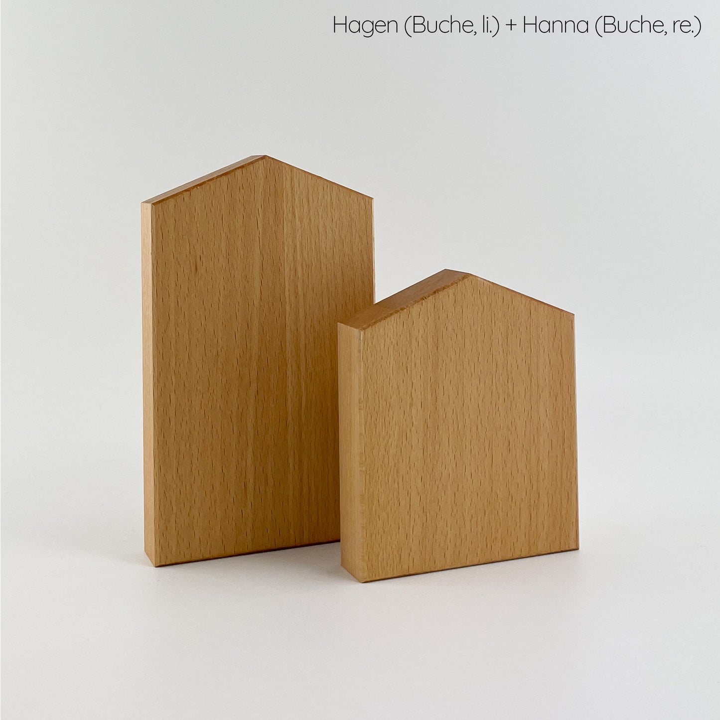 Rückansicht von zwei Holz Dekohaus. Das Zierhaus auf der linken Seite ist größer und hat ein flaches Dach, während das Haus auf der rechten Seite kürzer ist und ein schräges Dach hat.