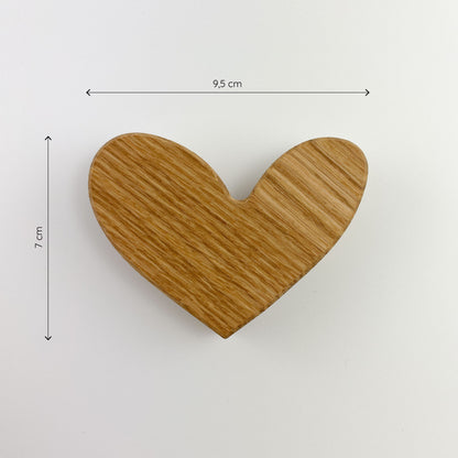 Frontansicht von Holzherz Holli, mit den Maßen 9,5 cm Breite und 6,7 cm Höhe, perfekt für Bastelprojekte oder als dekoratives Element.