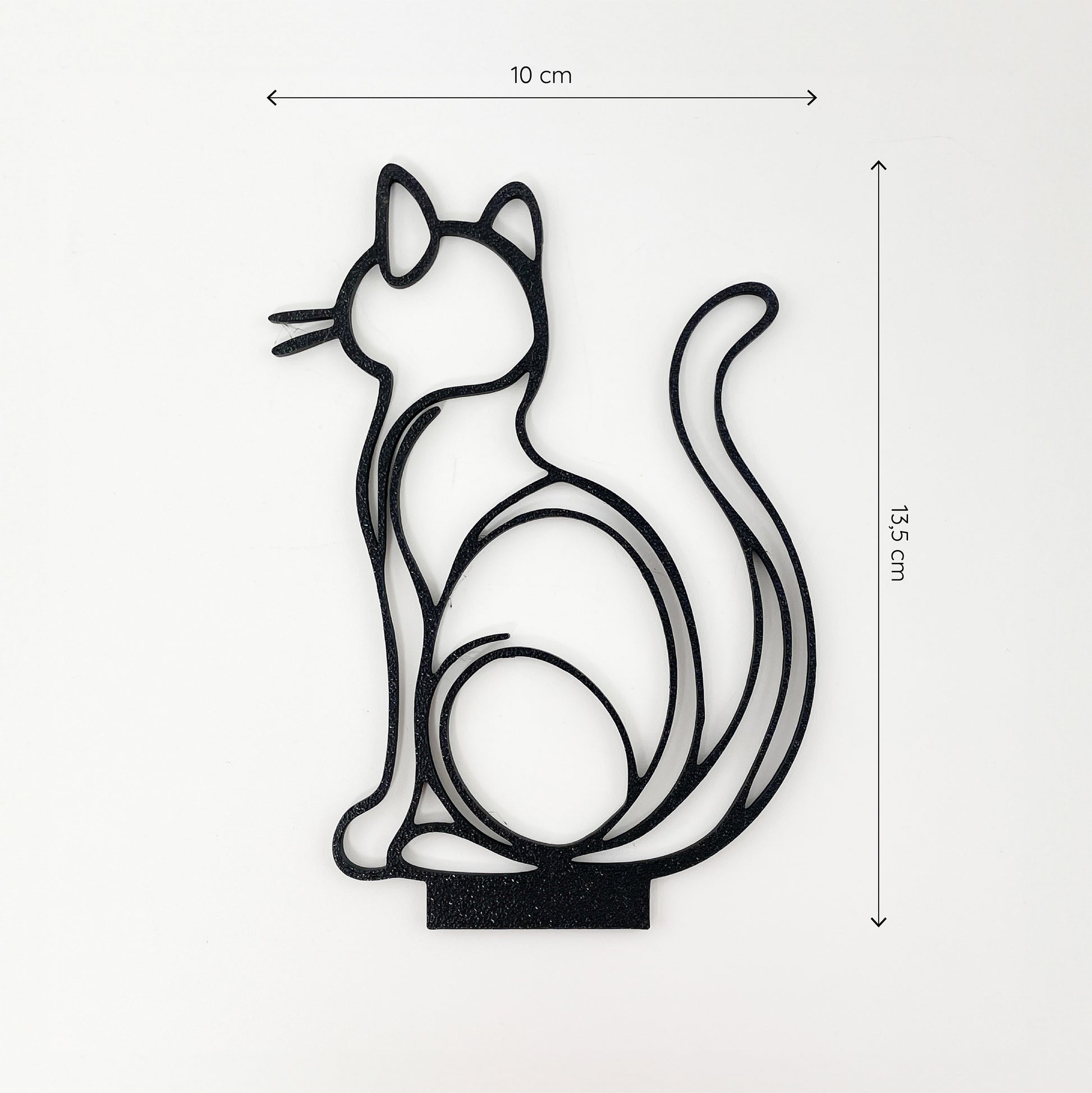 Frontalaufnahme des Steckbildes einer Katze von hinten, mit aufgerichtetem Schwanz, sitzend im Stile einer Linienzeichnung. Der Hintergrund ist weiß und oberhalb sowie rechts neben dem Motiv sind Maßketten eingezeichnet, welche die Größe definieren - es ist 10cm breit und 13,5cm hoch. Unten befindet sich ein breiterer Streifen, mit dem die Katze in einen Halter gesteckt werden kann.