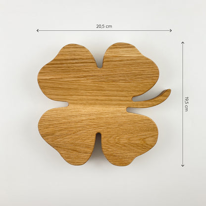 Das dekorative Holz-Kleeblatt von oben gesehen vor weißem Hintergrund. Oben und rechts daneben befinden sich zwei Maßketten, welche die Größe des Kleeblattes definieren. Es ist 20.5cm breit und 19.5cm hoch.