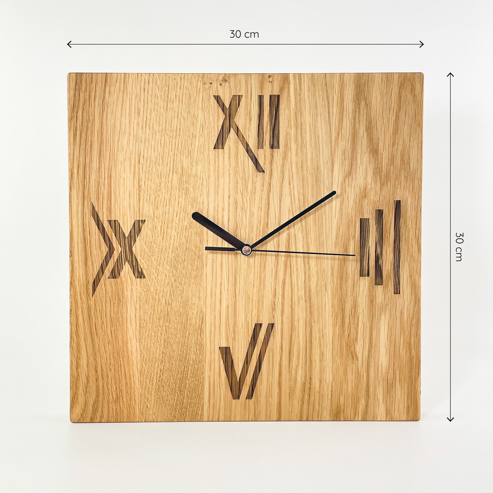 Frontalansicht der quadratischen Holz-Wanduhr Roma mit römischen Zahlen für die Ziffern 3, 6, 9 und 12. Die Zahlen wurden in moderne Symbole umgewandelt und wirken dadurch sehr grafisch. Die Holzmaserung verläuft senkrecht und die schwarzen Zeiger zeigen die Uhrzeit 10:10.