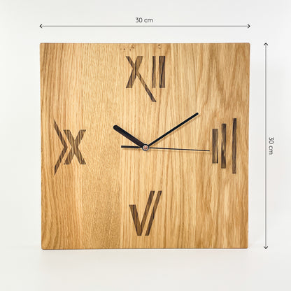 Frontalansicht der quadratischen Holz-Wanduhr Roma mit römischen Zahlen für die Ziffern 3, 6, 9 und 12. Die Zahlen wurden in moderne Symbole umgewandelt und wirken dadurch sehr grafisch. Die Holzmaserung verläuft senkrecht und die schwarzen Zeiger zeigen die Uhrzeit 10:10.
