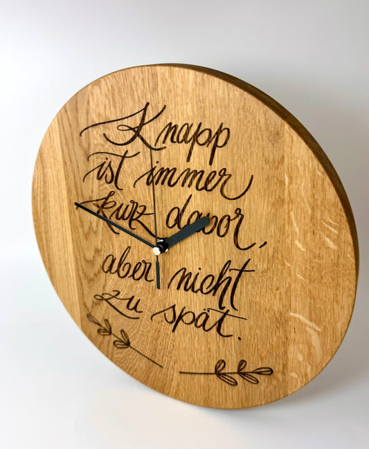 Holz-Wanduhr rund "Knapp ist immer ..."