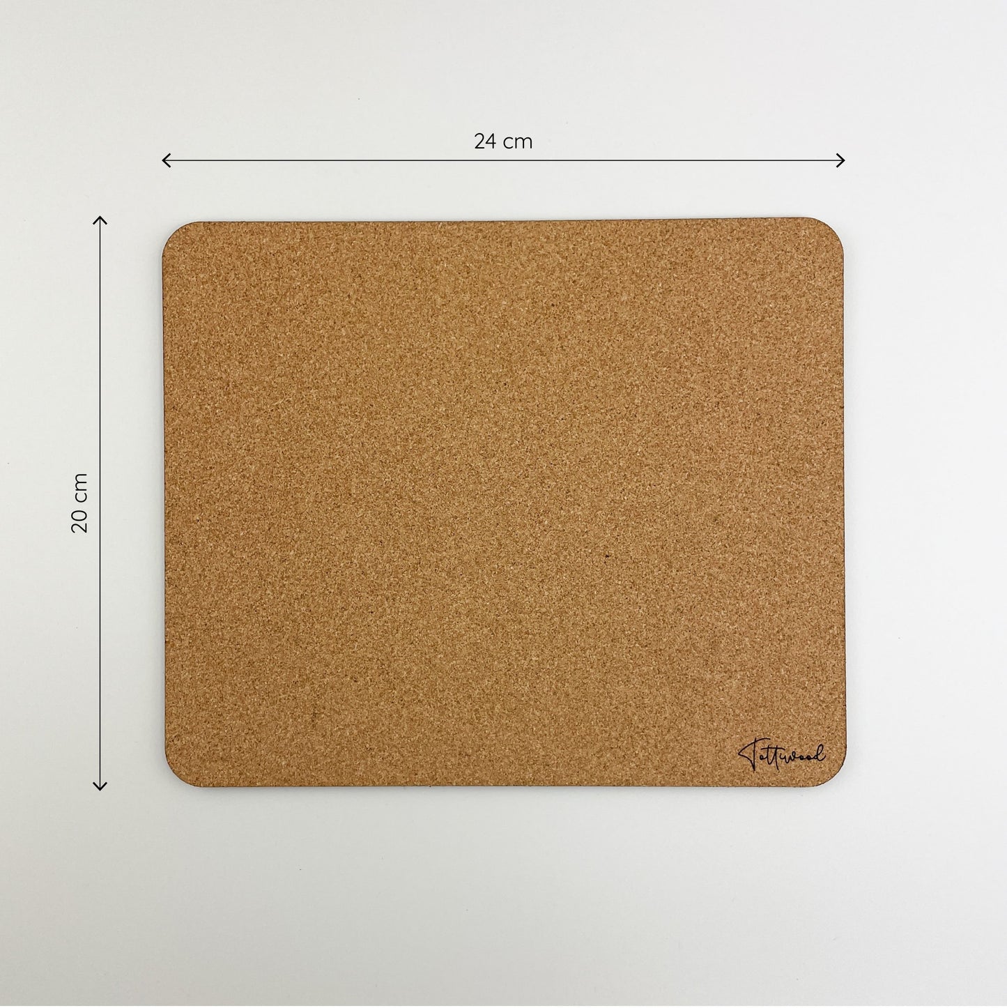 Frontansicht von ein quadratisches Mousepad aus Kork, dargestellt auf einem weißen Hintergrund. Das Mousepad misst 24 Zentimeter in der Breite und 20 Zentimeter in der Höhe, wobei diese Maße auf dem Bild angegeben sind. In der unteren rechten Ecke des Mousepads befindet sich eine handschriftlich wirkende Signatur oder ein Logo.