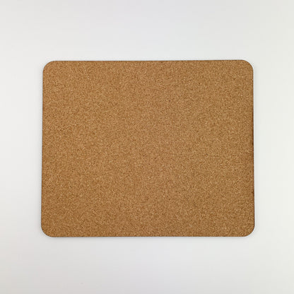 Rückseite von ein quadratisches Mousepad aus Kork mit einem Holzsockel auf einem schlichten weißen Hintergrund. Die natürliche Textur des Korkens sorgt für eine organische und nachhaltige Ästhetik, die durch die glatten Holzkanten ergänzt wir.