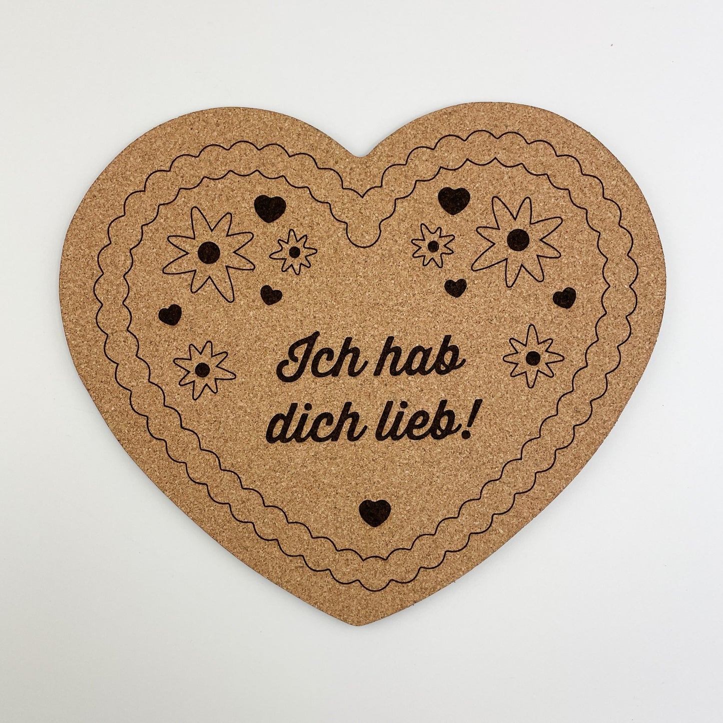 Frontansicht von herzförmiges Mousepad aus Kork mit dekorativen Blumen-, Stern- und Herzmustern sowie der Aufschrift “Ich hab dich lieb!” in der Mitte.