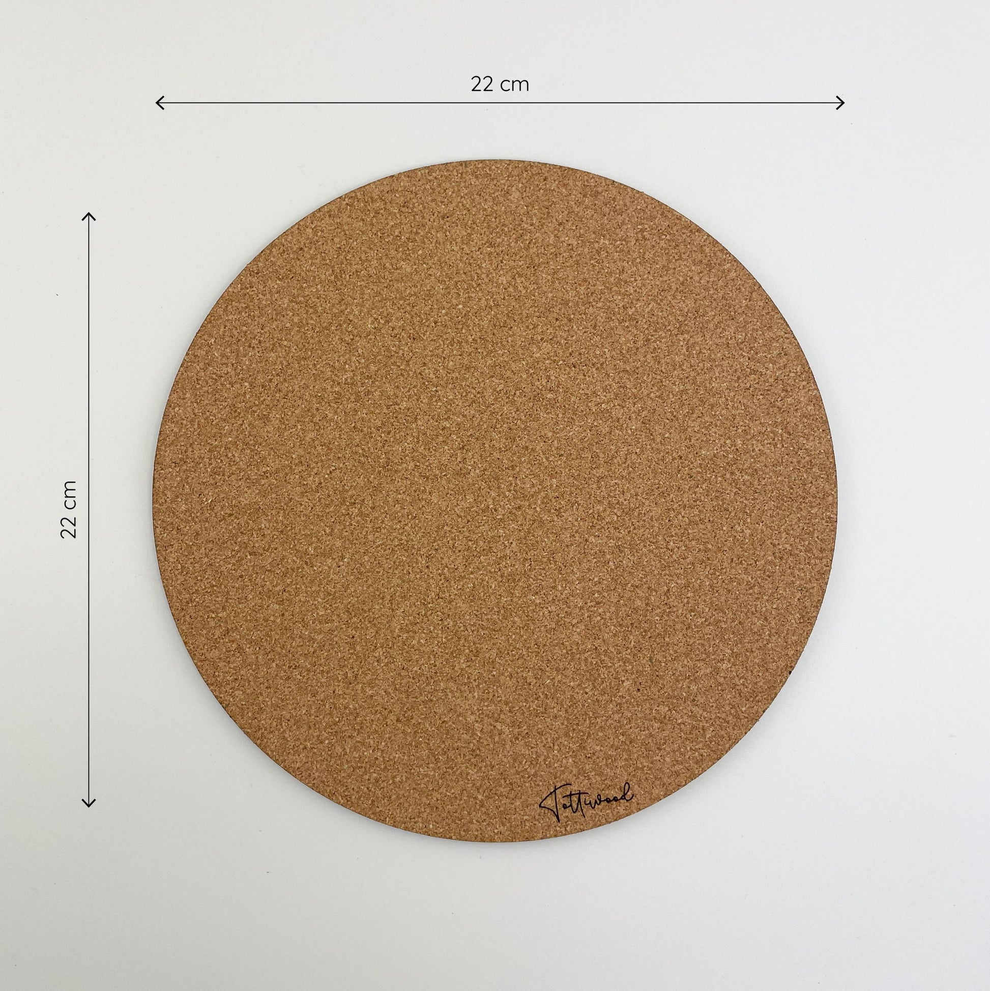 Frontansicht von ein runder Kork-Mousepad mit einem Durchmesser von 22 cm, auf einer weißen Oberfläche liegend. Am unteren rechten Rand des Mousepads befindet sich eine Signatur oder ein Logo.