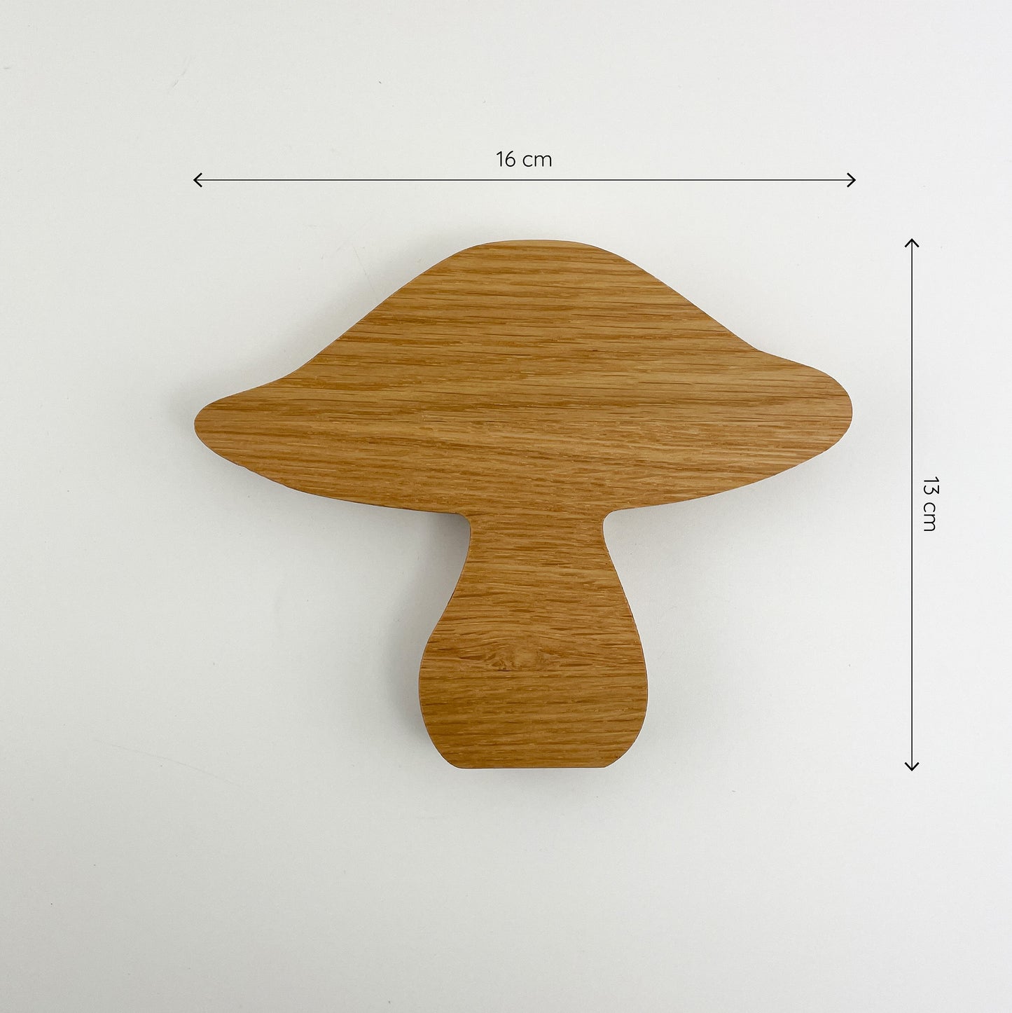 Frontansicht von Holzpilz Deko Saskia, 16 cm breit und 13 cm hoch, aus Holz mit sichtbarer Maserung auf hellem Hintergrund.