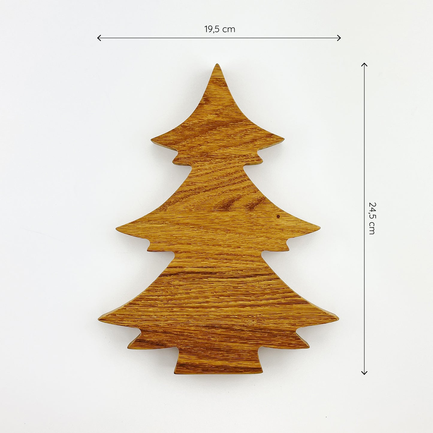 Ansicht eines Tannenbaumes aus Holz von oben vor weißem Hintergrund. Oben und link befinden sich Maßketten, welche die Größe des Baumes zeigen - er ist 19,5cm breit und 24,5cm hoch.