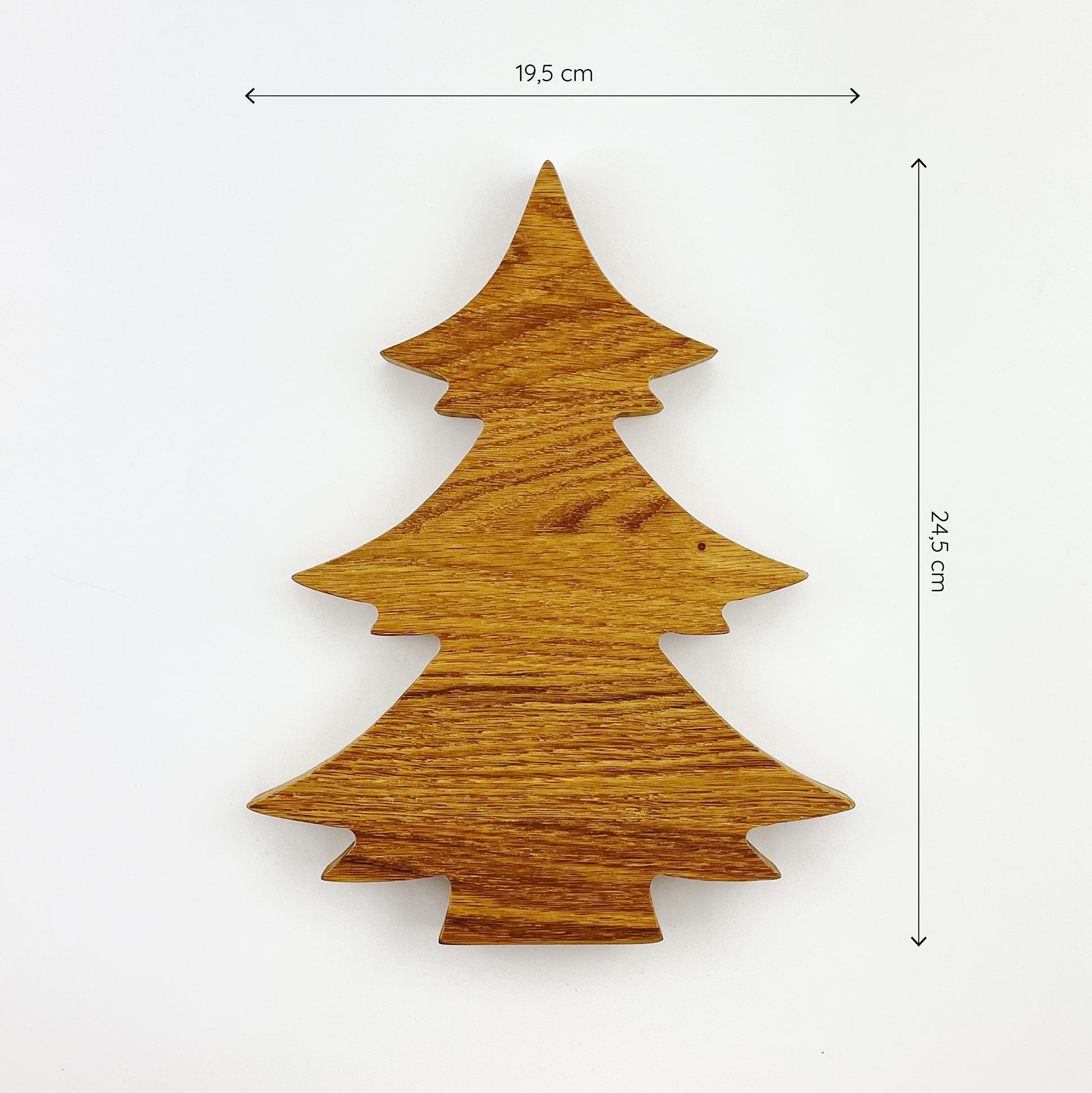 Ansicht eines Tannenbaumes aus Holz von oben vor weißem Hintergrund. Oben und link befinden sich Maßketten, welche die Größe des Baumes zeigen - er ist 19,5cm breit und 24,5cm hoch.