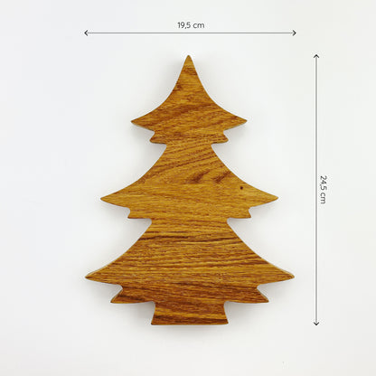 Ansicht eines Tannenbaumes aus Holz von oben vor weißem Hintergrund. Oben und link befinden sich Maßketten, welche die Größe des Baumes zeigen - er ist 19,5cm breit und 24,5cm hoch.