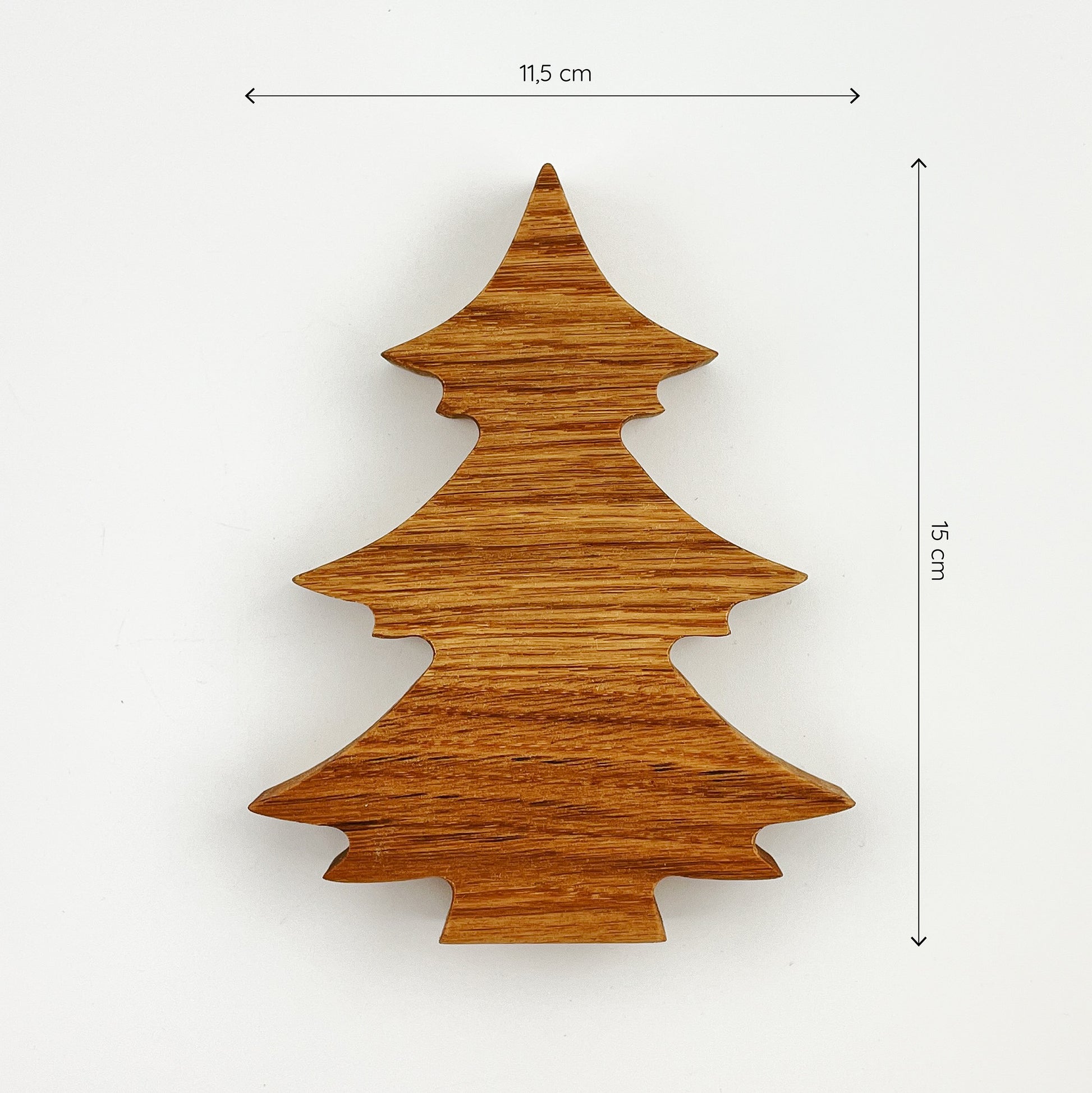 Aufsicht des Deko-Tannenbaumes aus Holz mit quer verlaufender Maserung vor weißem Hintergrund. Oberhalb steht an einer Maßkette die Breite des Baumes, rechts daneben die Höhe - er ist 11,5cm breit und 15cm hoch.