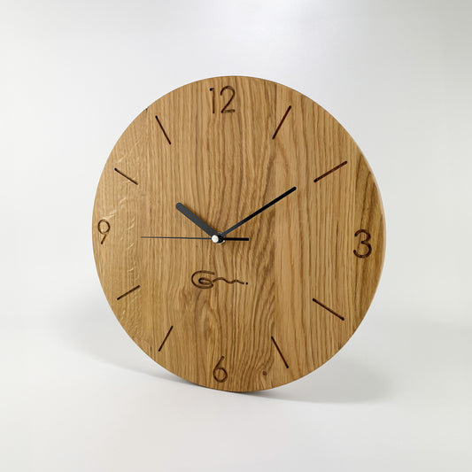 Runde Holz-Wanduhr mit schwarzen Zeigern und strichen als Makierung für die Stunden zwischen 3,6,9 und 12.