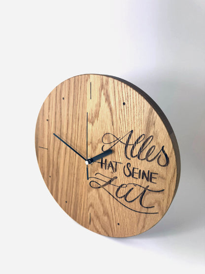 Wanduhr aus Eichenholz mit Spruch „Alles hat seine Zeit“ | Handmade in Wismar