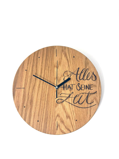 Wanduhr aus Eichenholz mit Spruch „Alles hat seine Zeit“ | Handmade in Wismar