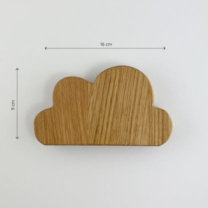 Frontansicht von Holzdeko in Wolkenform mit einer Breite von 16 cm und einer Höhe von 9 cm. Die Maserung des Holzes ist deutlich sichtbar und verleiht der Dekoration ein natürliches Aussehen.