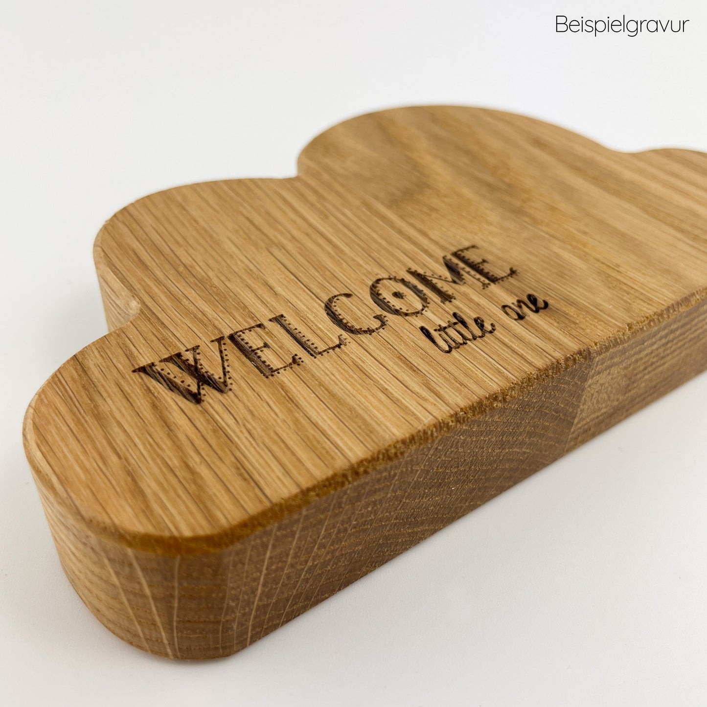 Detailansicht von Holz Wolke zur Deko - Willy mit der Aufschrift ‘WELCOME’ in dunkler Schrift eingraviert. Die Wolke besteht aus naturbelassenem Holz und eignet sich hervorragend als einladende Dekoration für verschiedene Wohnbereiche.